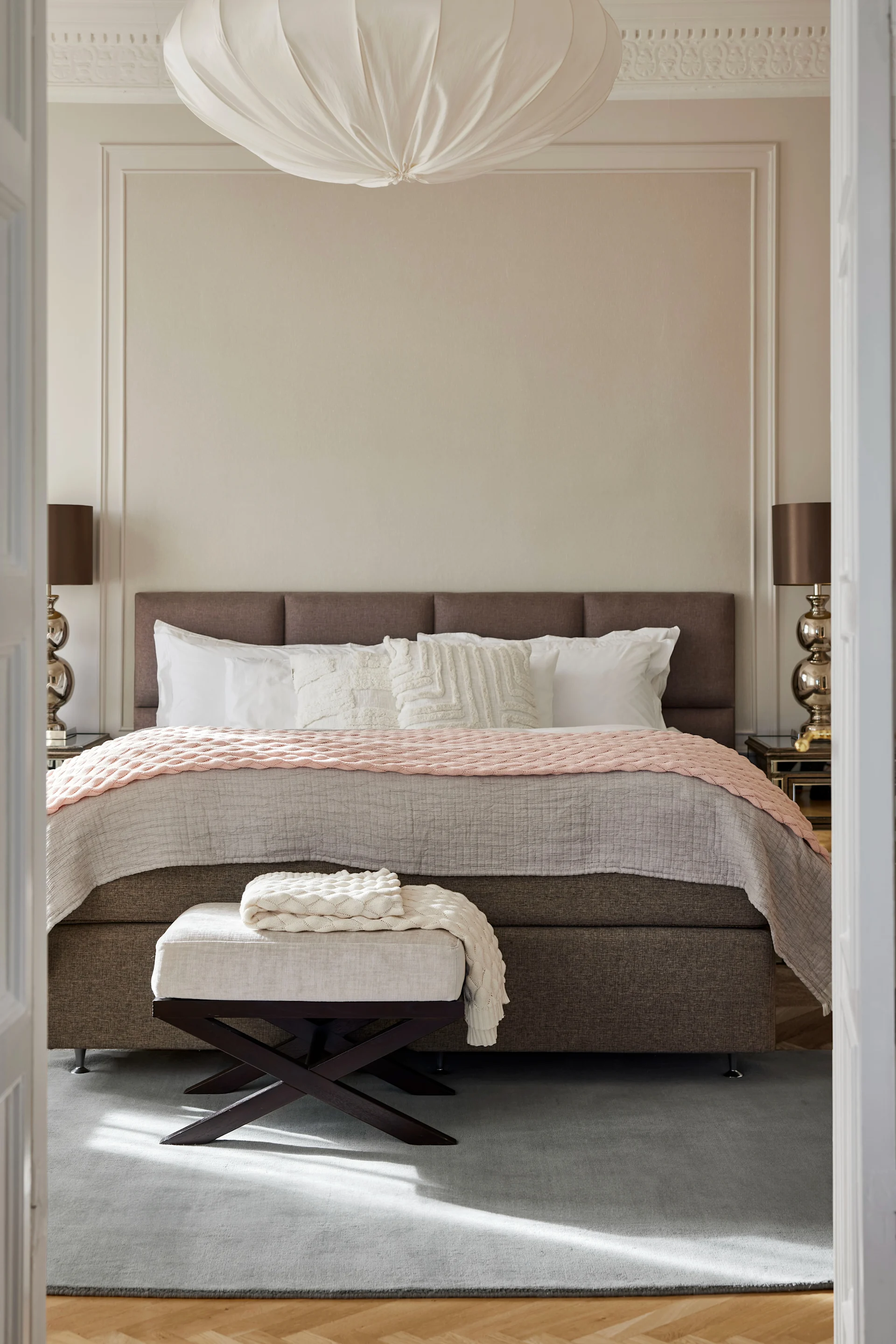 Vloerkleden voor de slaapkamer: Het blauwe Solid vloerkleed van Classic Collection ligt voor het bed in de slaapkamer.