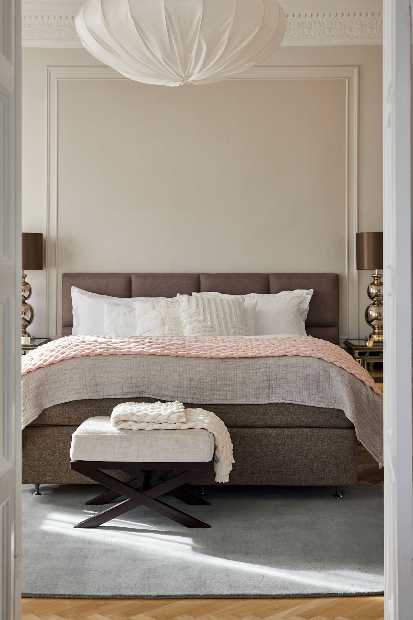 Vloerkleden voor de slaapkamer: Het blauwe Solid vloerkleed van Classic Collection ligt voor het bed in de slaapkamer.