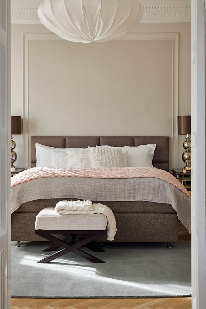 Vloerkleden voor de slaapkamer: Het blauwe Solid vloerkleed van Classic Collection ligt voor het bed in de slaapkamer.
