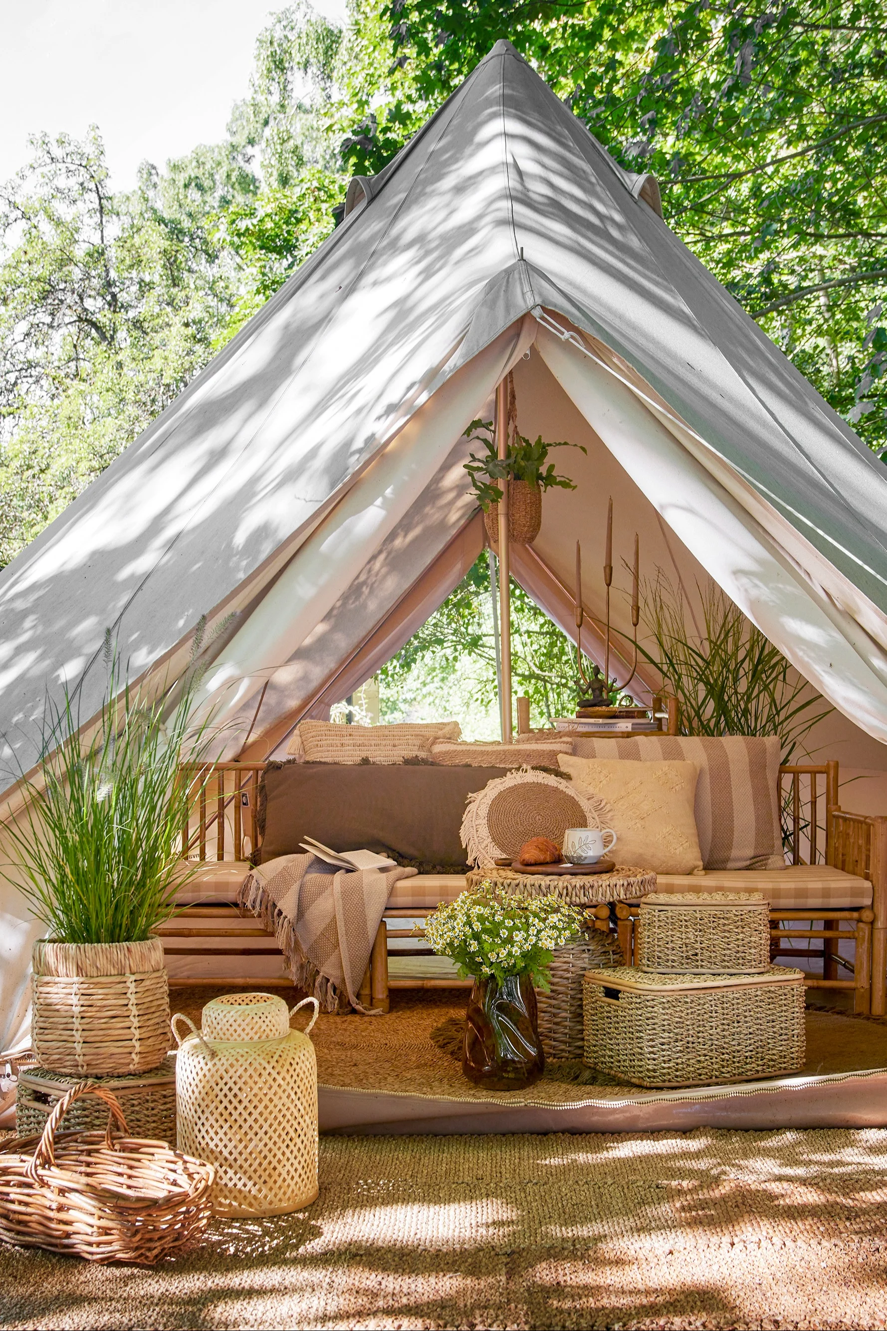 Verdubbel de gezelligheidsfactor van je terras met buitenlantaarns en windlichten door het in een boho stijl te decoreren en bijvoorbeeld de Musu jute lantaarn van Bloomingville op te hangen.