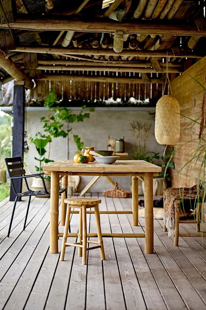Verdubbel de gezelligheidsfactor van je terras met buitenlantaarns en windlichten door het in een boho stijl te decoreren en bijvoorbeeld de Musu jute lantaarn van Bloomingville op te hangen.