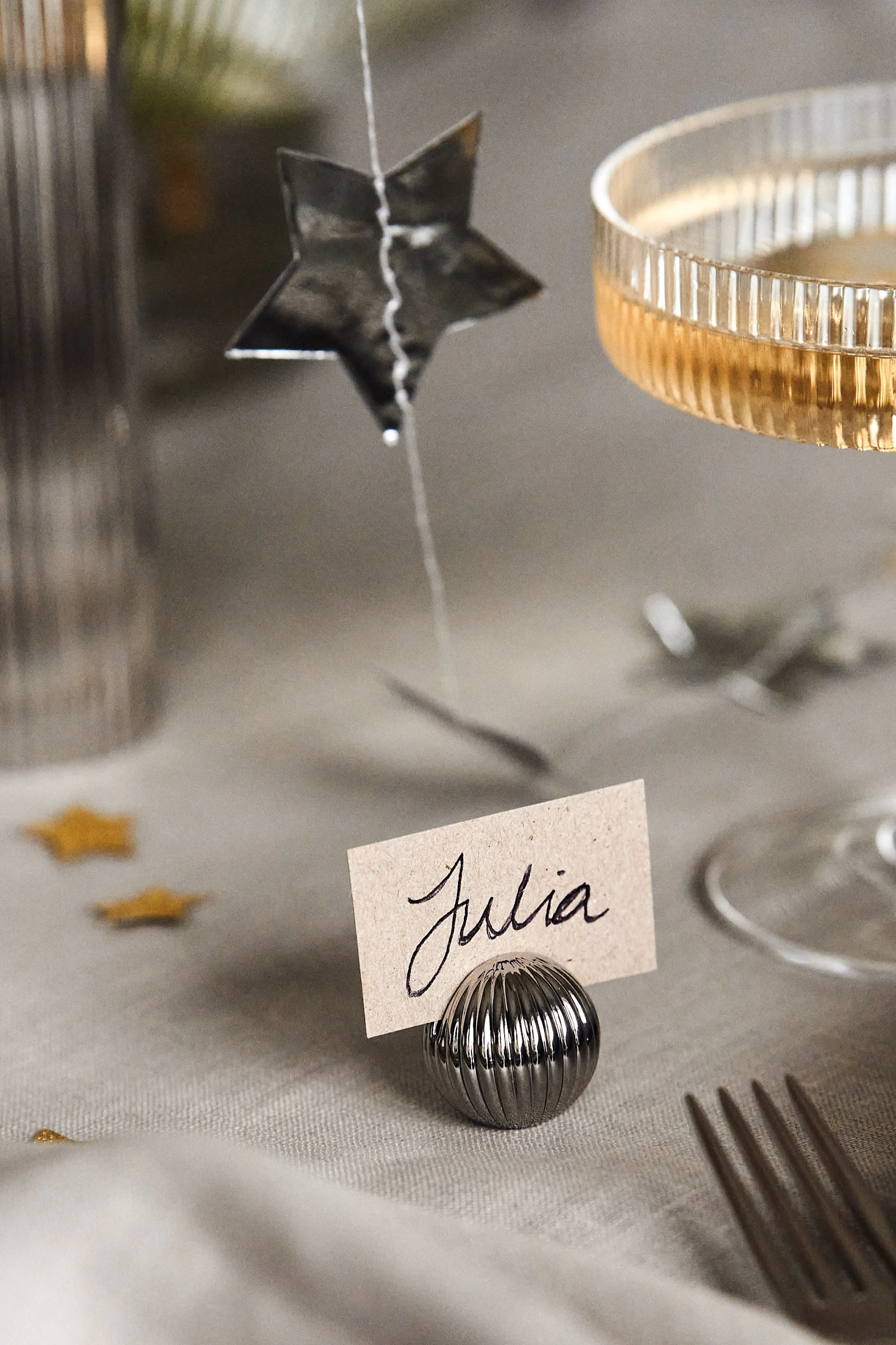 Ideeën voor je nieuwjaarsfeest: geef de tafel een nog persoonlijker tintje door plaatskaarthouders te gebruiken, bijvoorbeeld uit de Bernadotte-serie van Georg Jensen.