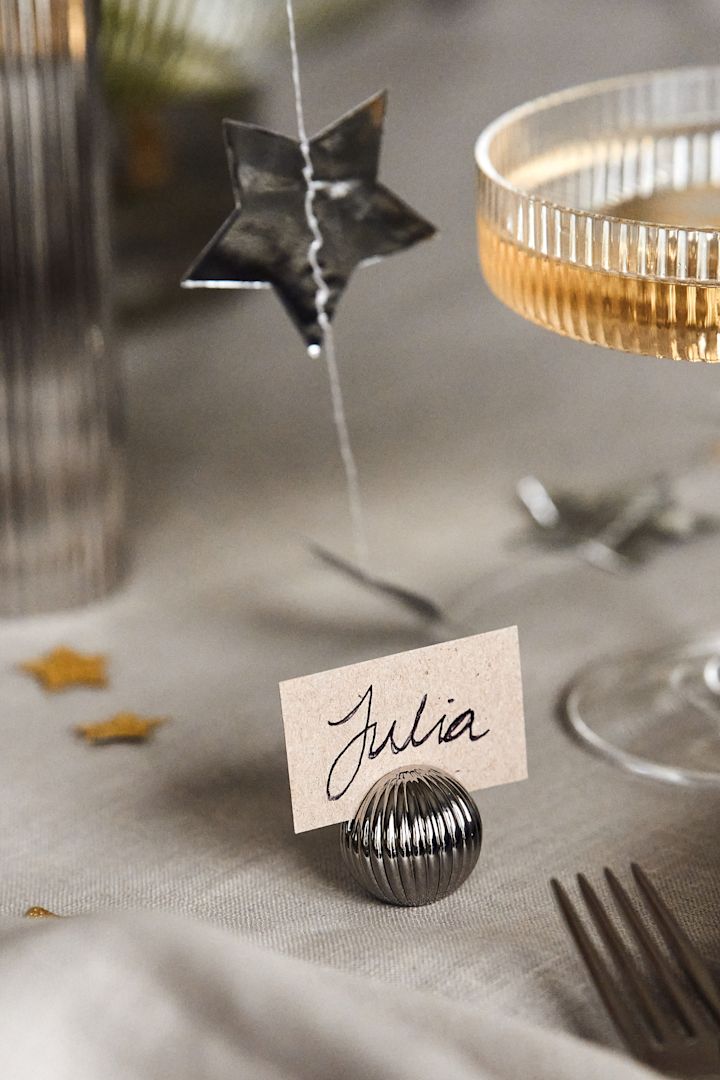 Ideeën voor je nieuwjaarsfeest: geef de tafel een nog persoonlijker tintje door plaatskaarthouders te gebruiken, bijvoorbeeld uit de Bernadotte-serie van Georg Jensen.