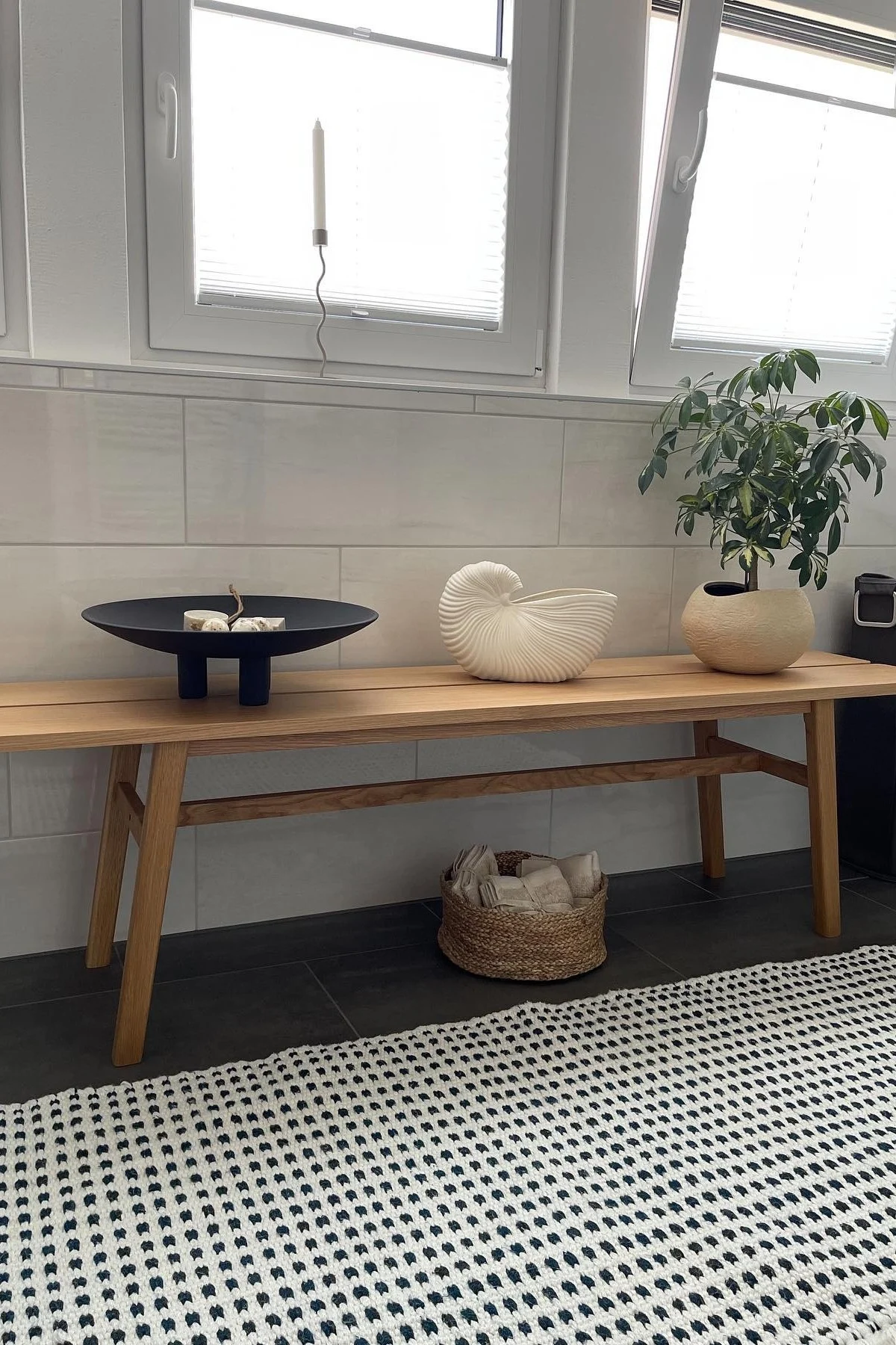 Boho en andere interieurstijlen: Hier zie je de badkamer in Japanse stijl van @miia_home_interior, met een vloerkleed met patroon en een bankje als decoratie.