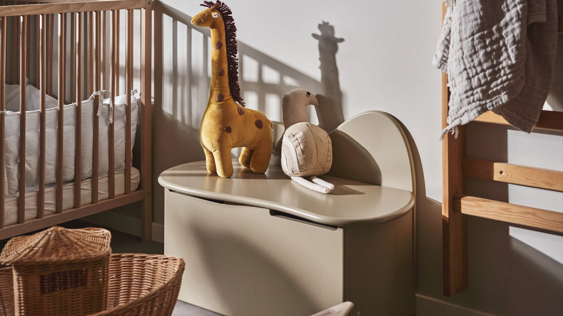 Het is een geweldig idee om je kinderen hun persoonlijkheid te laten uitdrukken bij het inrichten van hun kamer. Hier zie je de hangende opbergkist met een giraffe en vogel knuffel erop. 