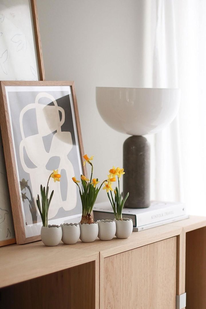 De  Easter line paasdecoratie is beplant met bloemen en staat op een ladekast in het huis van @picsbyellen.
