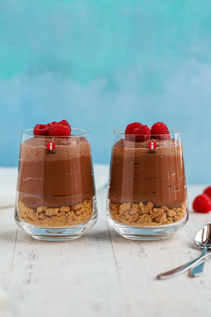 Baka med Frida voor het nieuwe jaar - 3 feestelijke chocoladedesserts voor het nieuwe jaar. Hier zie je een heerlijke chocolade cheesecake in een Essence drinkglas van Iittala.