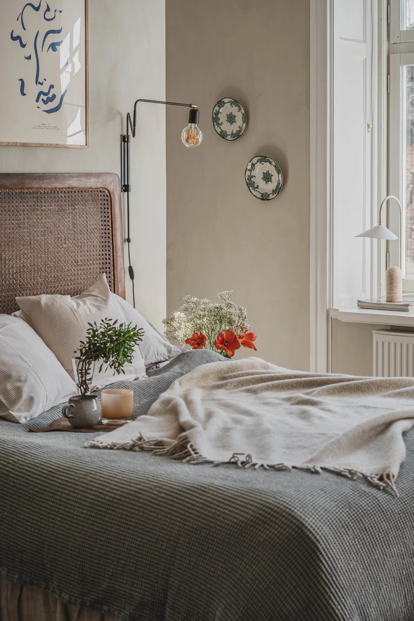Boho en andere interieurstijlen: Hier zie je de romantisch rustieke slaapkamer van de Zweedse influencer @hannesmauritzon.