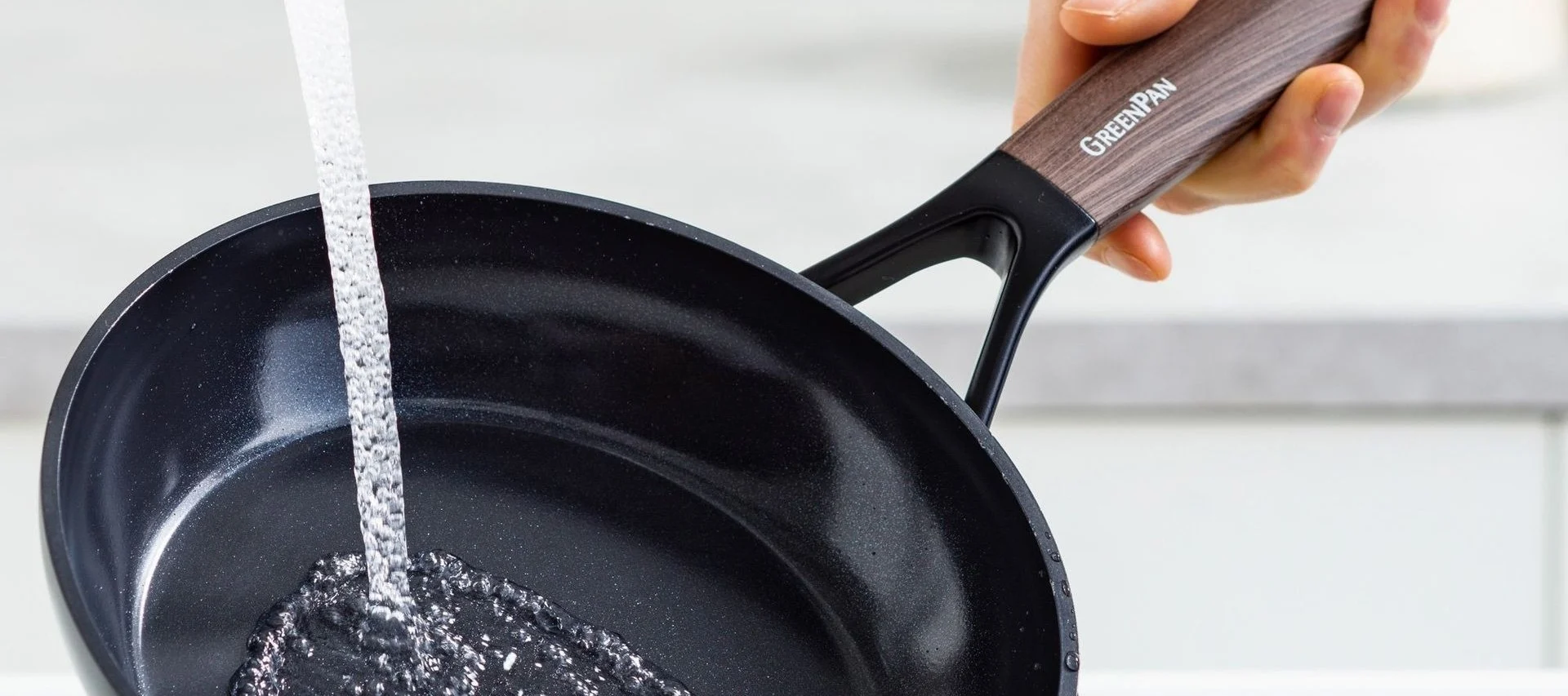 Maak koekenpannen zoals de Eco Smartshape pan van Greenpan schoon onder stromend water.