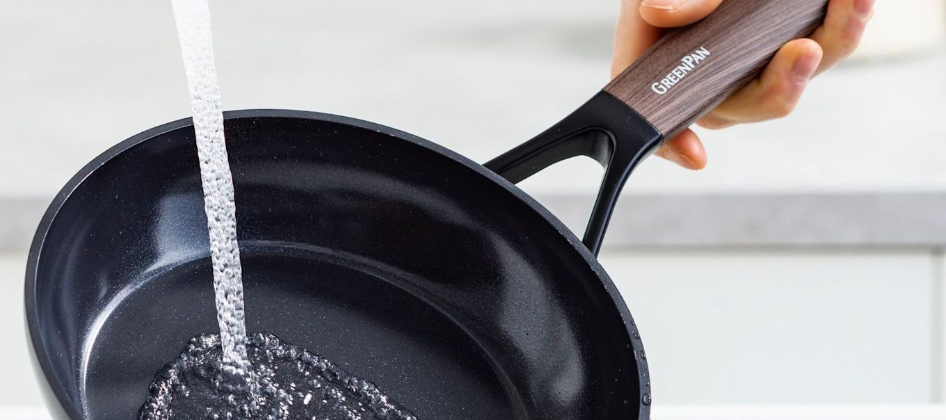 Maak koekenpannen zoals de Eco Smartshape pan van Greenpan schoon onder stromend water.
