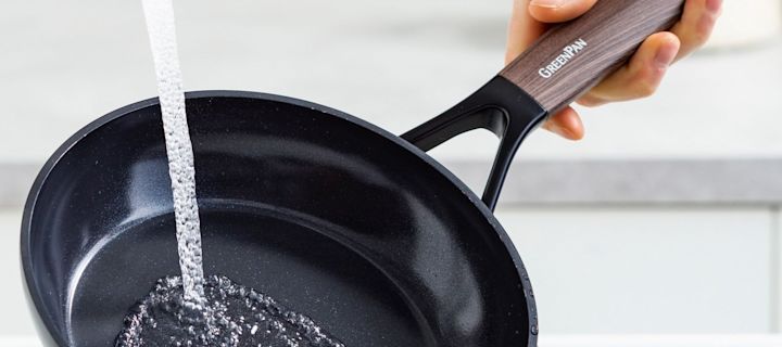 Maak koekenpannen zoals de Eco Smartshape pan van Greenpan schoon onder stromend water.