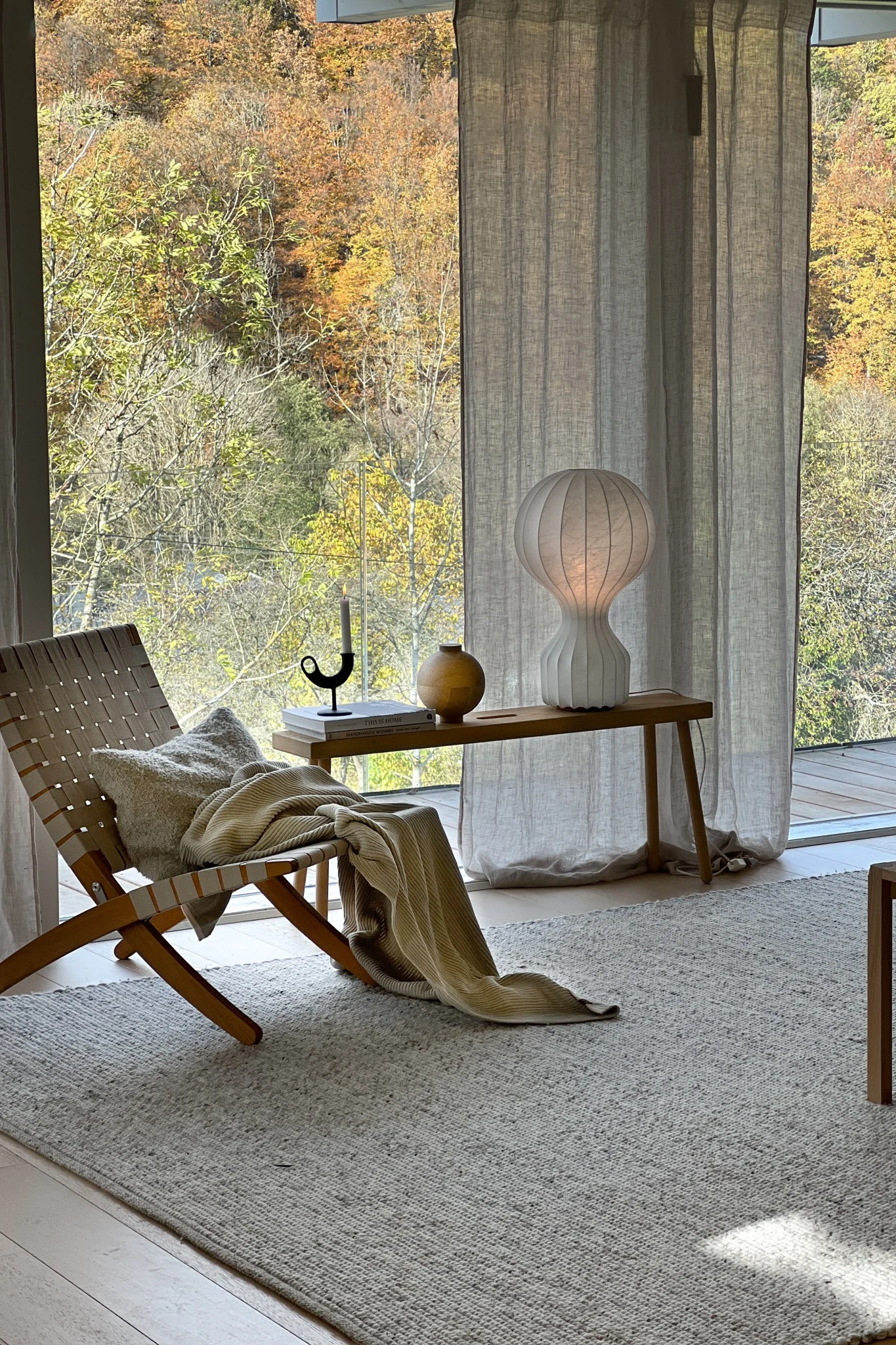 Boho en andere inrichtingsstijlen: Hier zie je de Scandinavische woonkamer ingericht in felle kleuren door de Duitse influencer @zuhauselig.