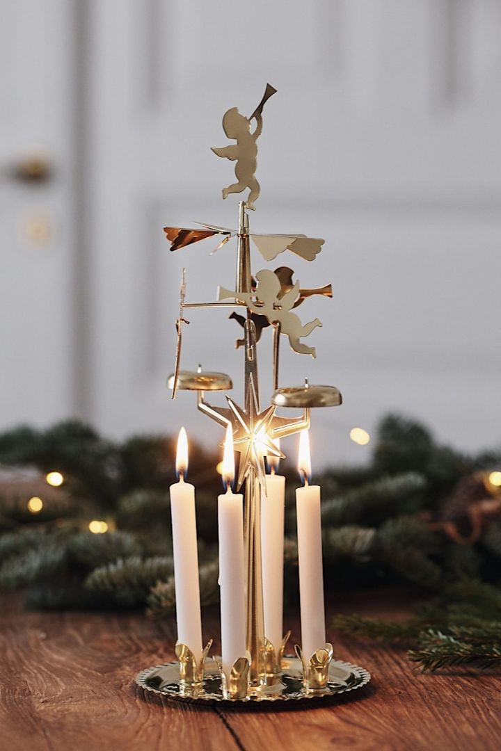 Decoreer met traditionele Scandinavische kerstdecoratie - Het betoverende engelenspel van Dala Industrier is de perfecte Scandinavische kerstdecoratie om je huis in de kerstsfeer te brengen.