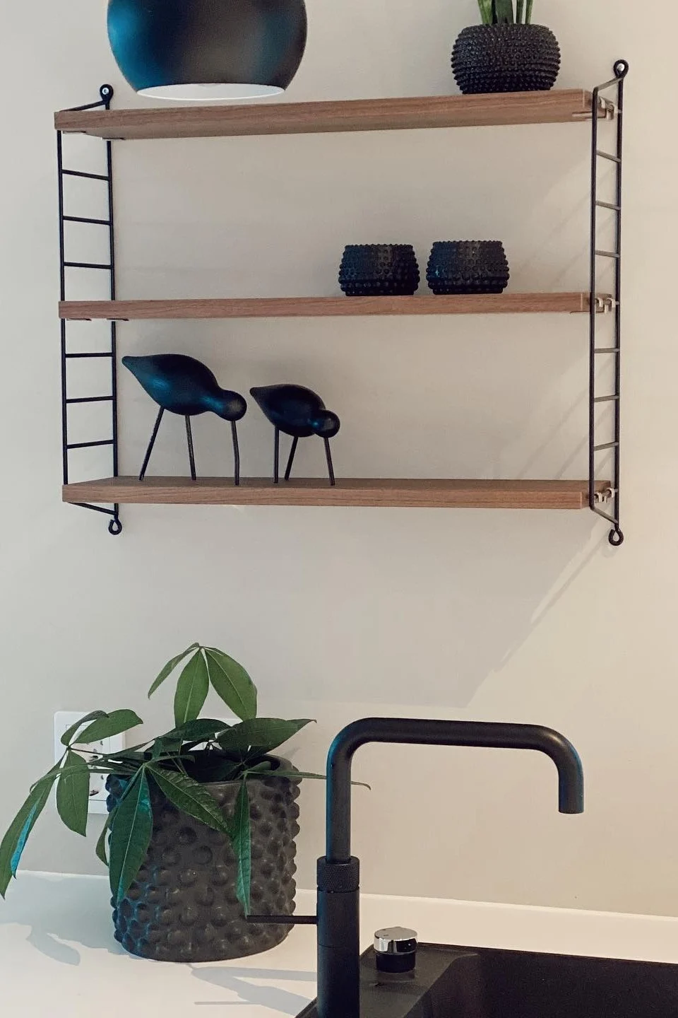 Boho en andere inrichtingsstijlen: Zelfs enkele zwarte elementen, zoals hier in de vorm van een string pocket plank in de keuken van @interiorbysunniva, geven je huis een industriële stijl.