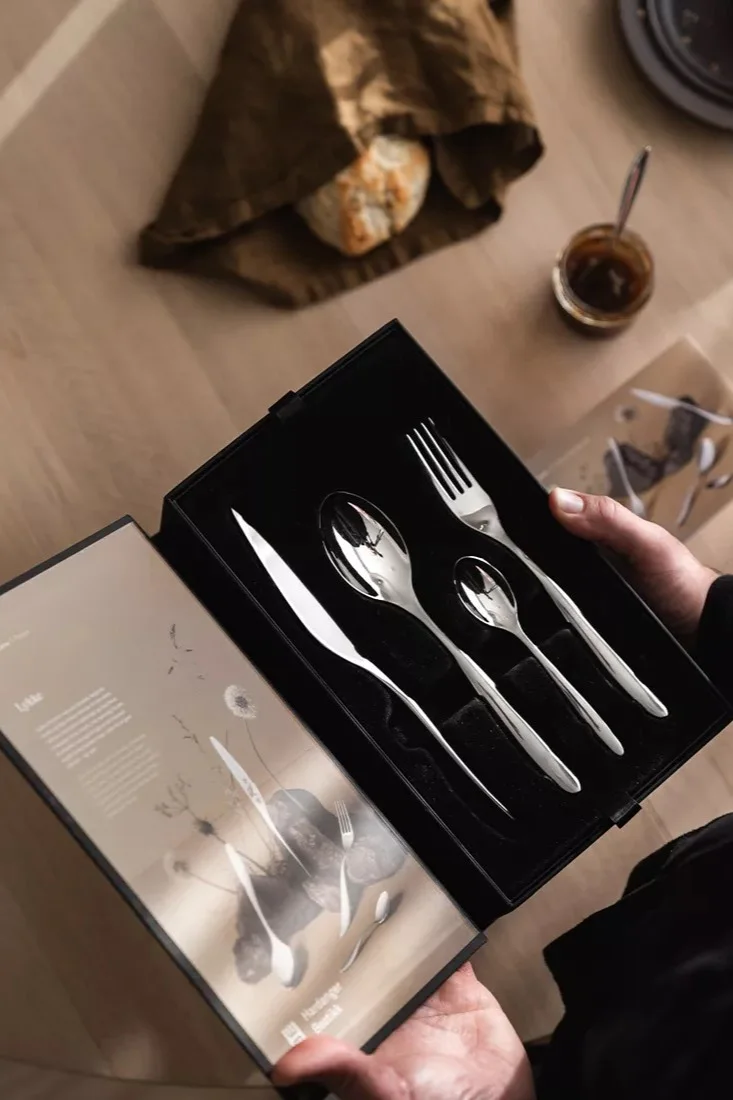 Een roestvrijstalen bestekset is een leuk huwelijkscadeau om weg te geven, meestal zitten de sets in een mooie verpakking wat het extra geschikt maakt als huwelijkscadeau. Hier Lykke bestekset van het Noorse Hardanger Bestikk.
