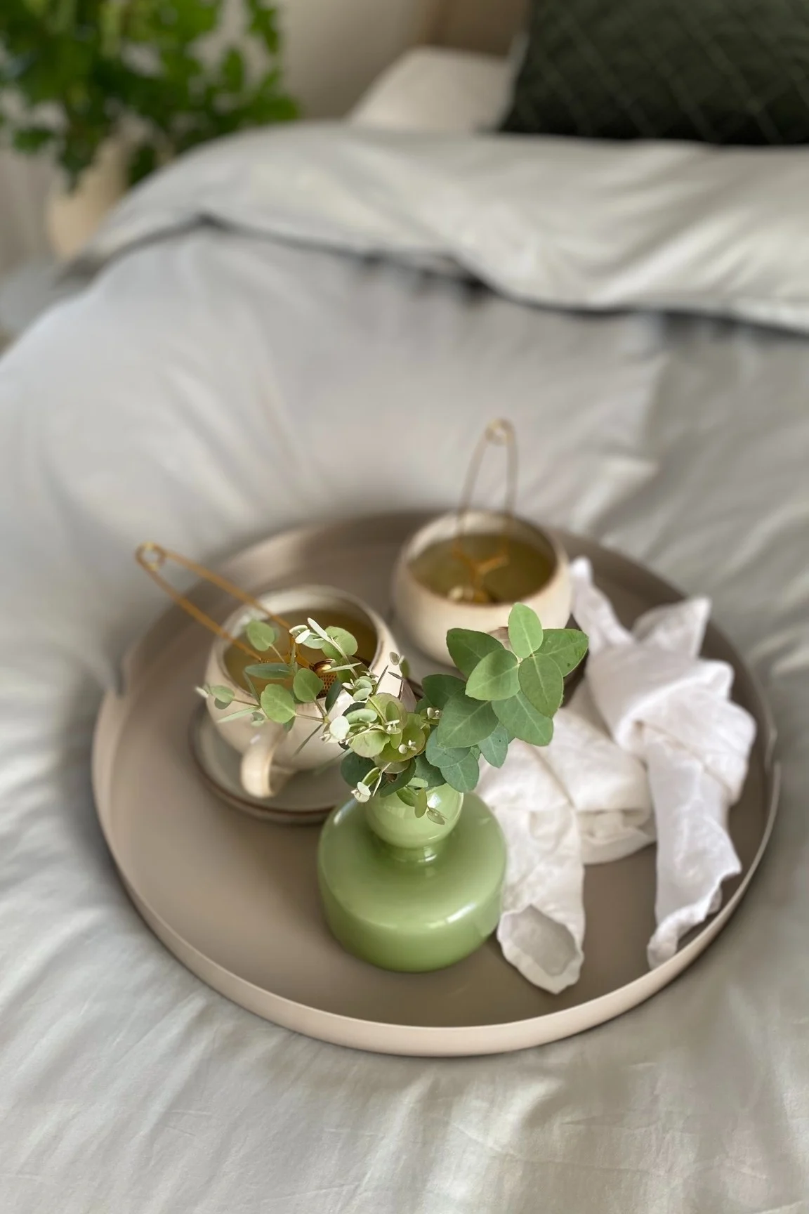 De Drift vaas in bruin van Cooee Design bij Hannes Mauritzson thuis.