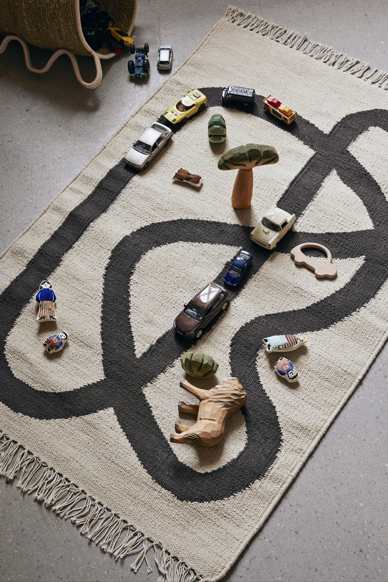 Het Line vloerkleed van ferm LIVING ziet eruit als een wegenkaart, het perfecte idee voor de kinderkamer. 