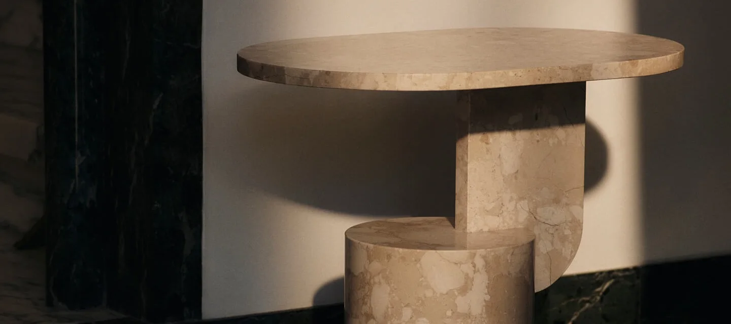 Ovale bijzettafel van licht marmer, met een sculpturale basis van rechthoekige en cilindrische vormen.