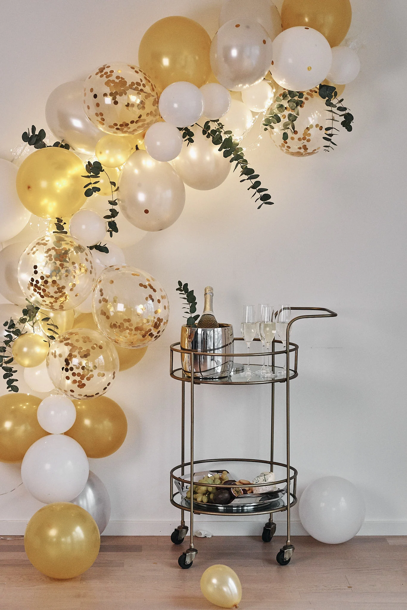 Ideeën voor je nieuwjaarsfeest: maak een ruimte in een hoek om foto's te nemen en versier die bijvoorbeeld met veel ballonnen!