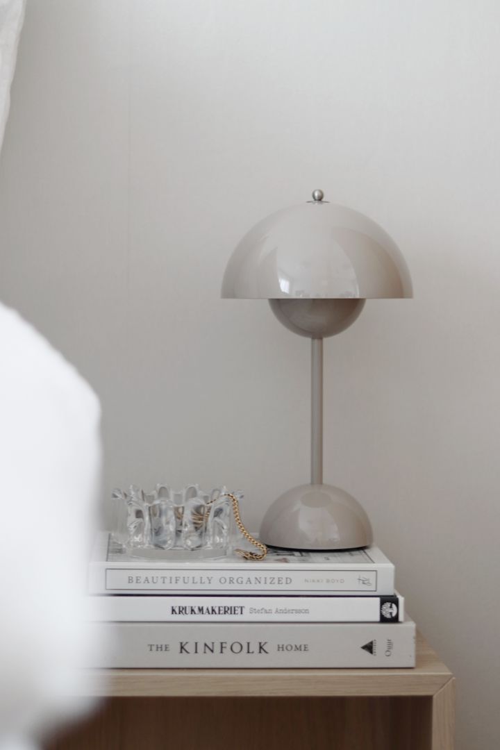 Hier zie je de iconische Flowerpot VP9 in het grijs in het huis van de Zweedse influencer @hemmahosfalk.
