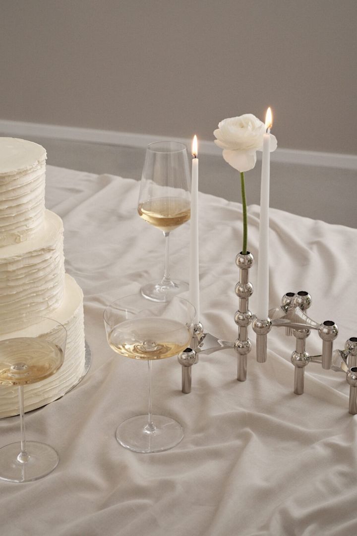 De STOFF Nagel kandelaar is een klassiek huwelijkscadeau dat perfect is om cadeau te geven aan de bruid en bruidegom. De klassieke kandelaar kan per stuk worden gekocht of als set van drie, waardoor het perfect is om te beginnen met verzamelen.