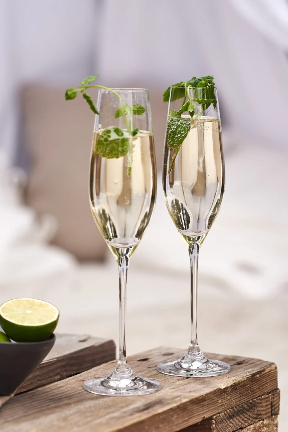 Verschillende soorten cocktailglazen: Welk glas voor welke cocktail? Hier zie je een champagnecocktail in het Karlevi champagneglas van Scandi Living.