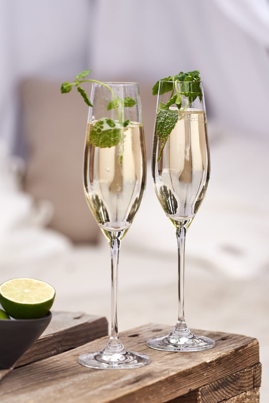 Verschillende soorten cocktailglazen: Welk glas voor welke cocktail? Hier zie je een champagnecocktail in het Karlevi champagneglas van Scandi Living.
