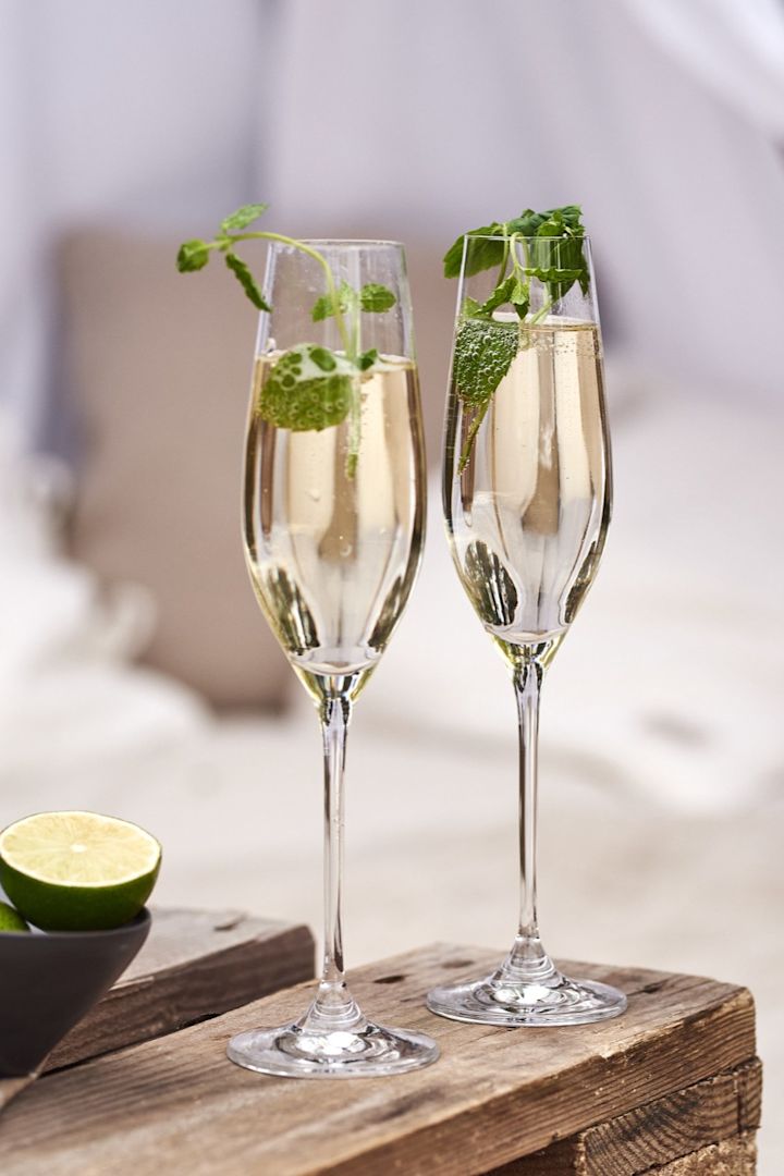 Verschillende soorten cocktailglazen: Welk glas voor welke cocktail? Hier zie je een champagnecocktail in het Karlevi champagneglas van Scandi Living.