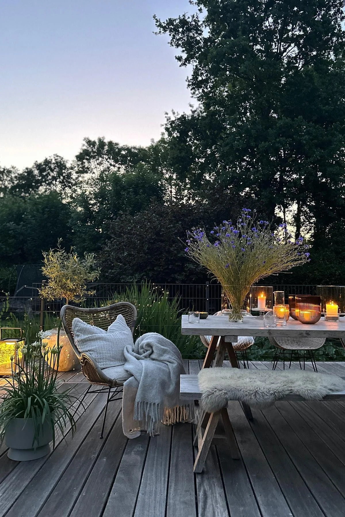 Een gezellig terras zoals deze van @stillers.home wordt gekenmerkt door veel planten, gezellig textiel en veel kaarsen of lantaarns.