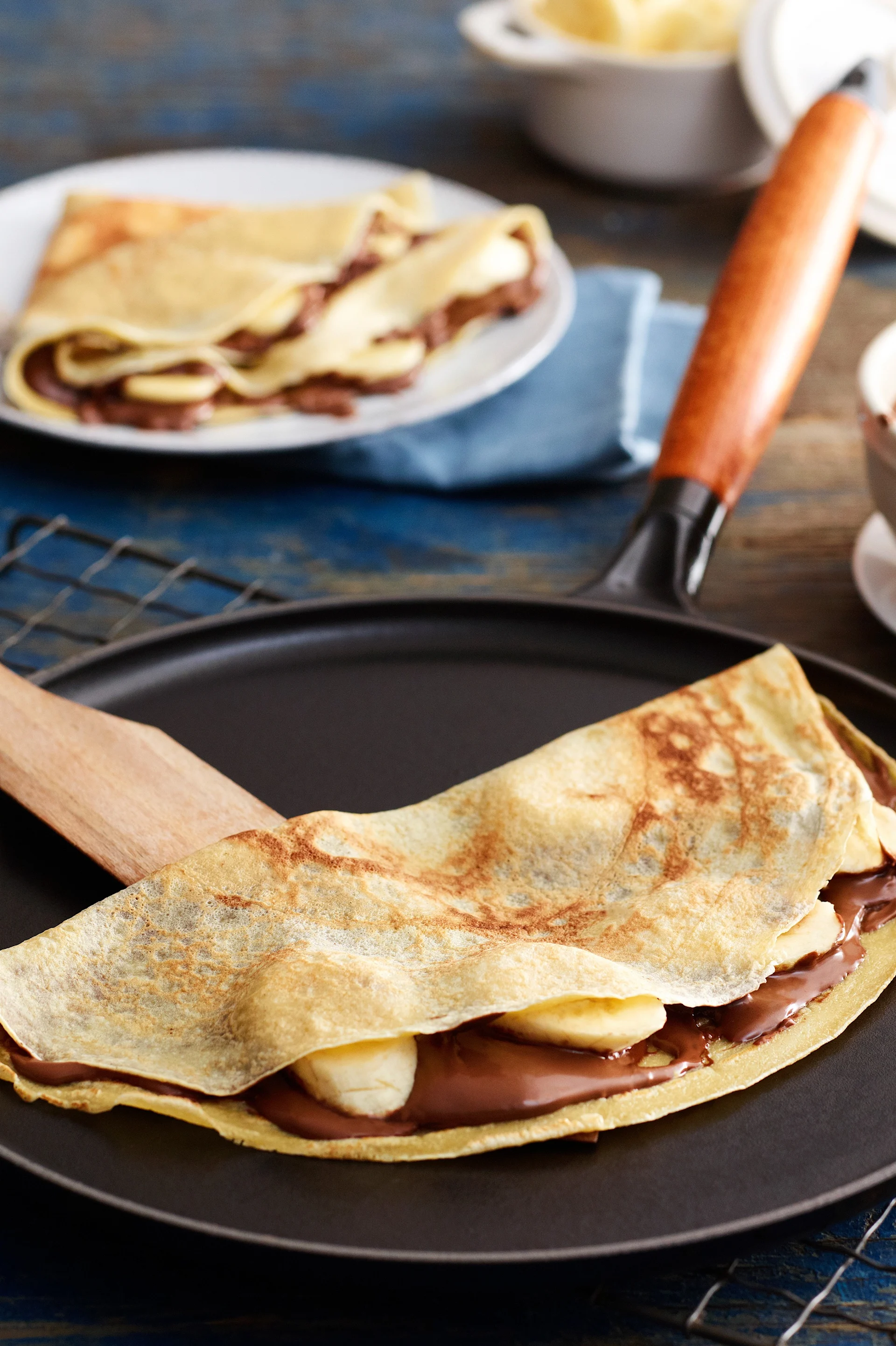 Bereid perfecte crêpes met bananen en chocolade in de vintage pannenkoekenpan van Staub.