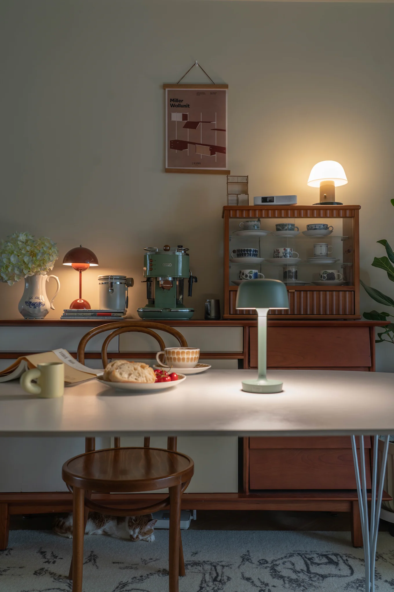 De Takku draagbare lamp in zwart van Artemide is een stijlvolle oplaadbare lamp die een zachte en gezellige gloed creëert op het terras, of het nu op de kleine bijzettafel is of op de grote eettafel.