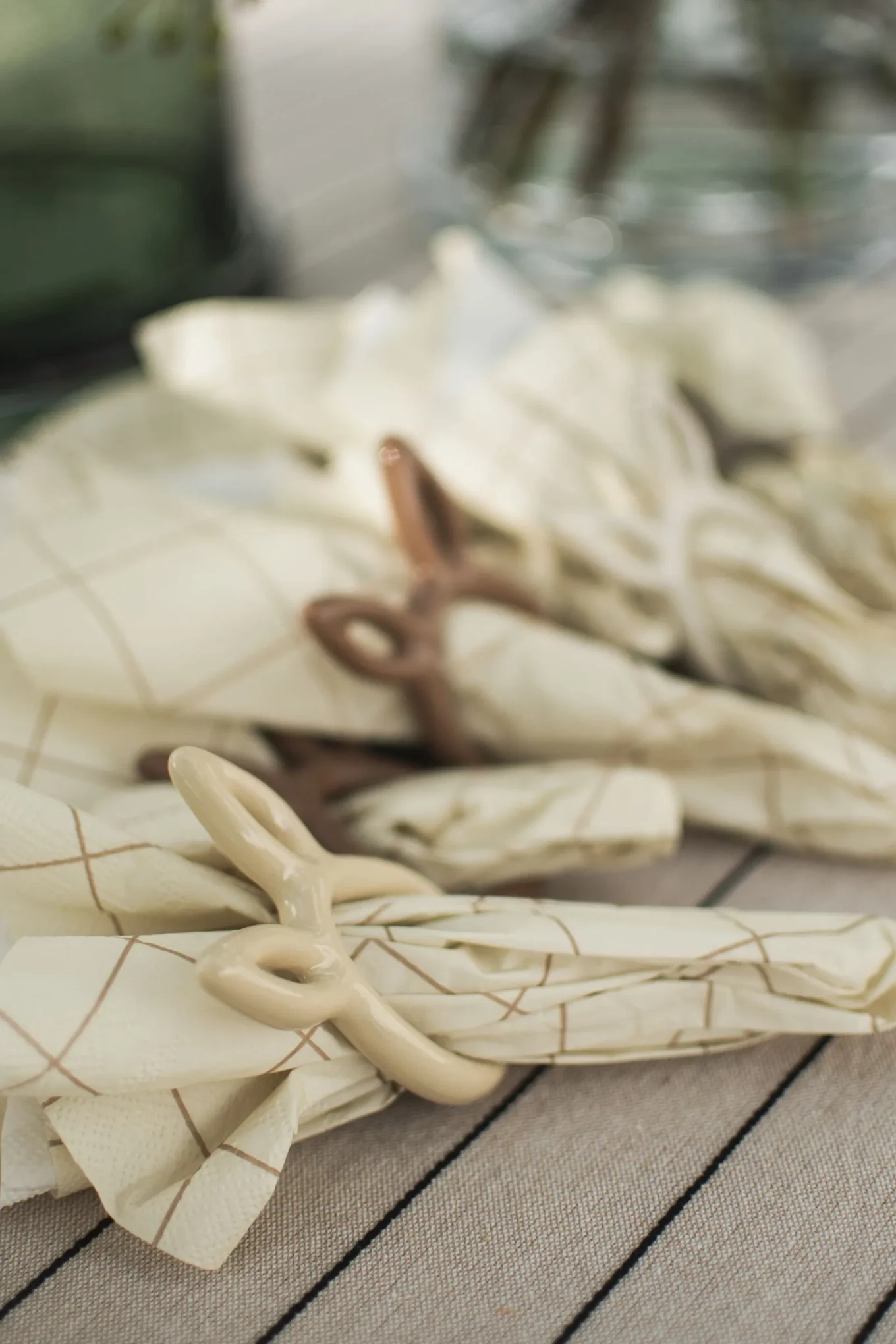 Paasdecoratie voor op tafel: Het Hammershøi paasbord van Kähler, versierd met paasmotieven, staat op een gedekte tafel voor Pasen.